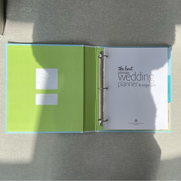 THE KNOT | The Knot Ultimate Wedding Planner & Organizer Binder (2 Book Bundle) - Picture 3 of 9